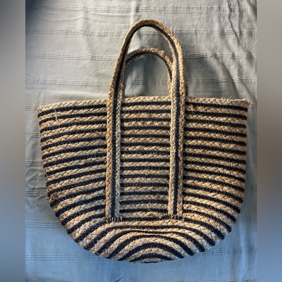 ZARA beach bag. Beautiful heavy material, intricate braiding detail. - Picture 1 of 3